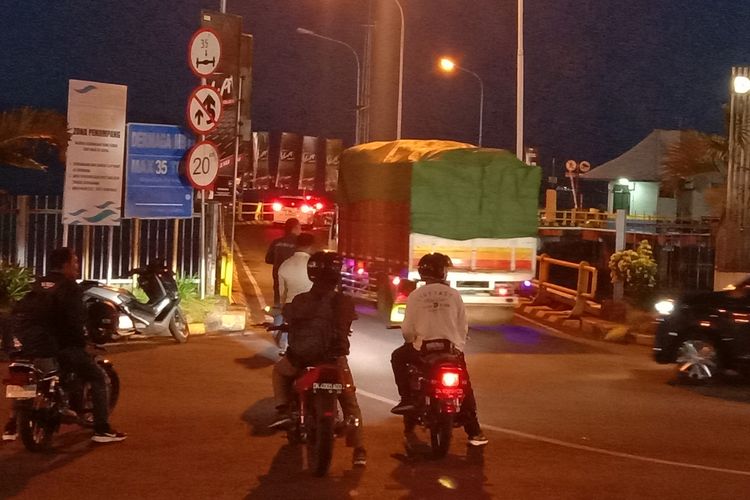 Truk logistik saat masuk di darmaga 1 Pelabuhan ASDP Ketapang Banyuwangi, Selasa (9/4/2024) petang.