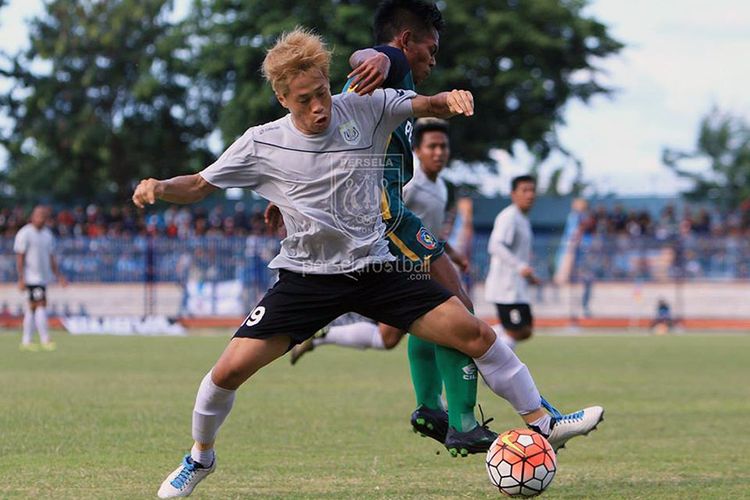 Kosuke Yamazaki Uchida (kiri) saat berduel dengan salah seorang pemain Persatu Tuban, dalam laga uji coba di Stadion Surajaya, Kamis (16/3/2017) sore.