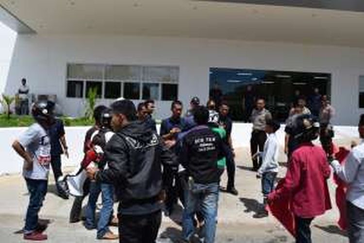 Pengunjuk rasa yang mengatas namakan Mahasiswa Lintas Gerakan melakukan aksi demo di depan RS Siloam Kota Baubau, Sulawesi Tenggara, Kamis (20/4/2016). Para aksi demo tersebut berupaya masuk kedalam rumah sakit yang dihalangi para petugas securiy