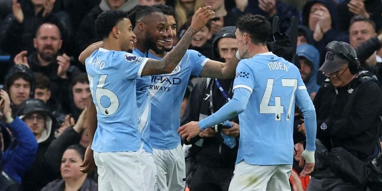 Gelandang serang Manchester City, Antoine Semenyo, merayakan gol bersama Savinho, Omar Marmoush, dan Phil Foden pada laga Liga Inggris antara Manchester City dan Crystal Palace di Stadion Etihad di Manchester, barat laut Inggris, pada 13 Mei 2026.