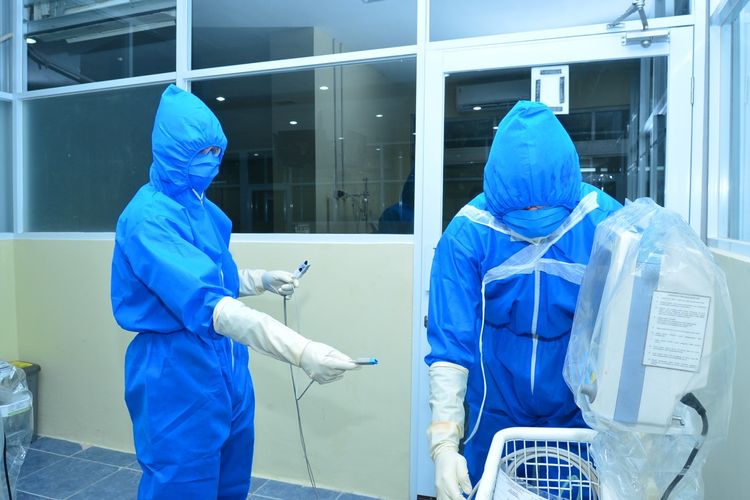 Dua petugas Rumah Sakit Angkatan Udara (RSAU) dr Esnawan Antariksa tengah mengecek sebuah peralatan.
