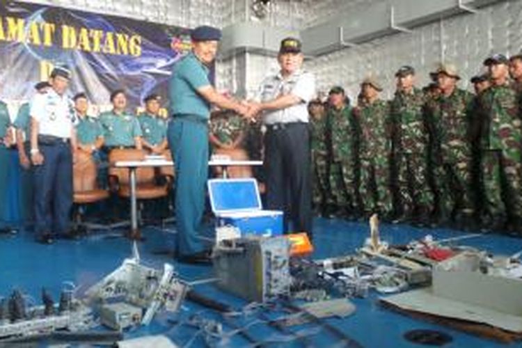 Serah terima kotak hitam berupa cockpit voice recorder dari Panglima Komando Armada Barat Laksda TNI Widodo (kiri) kepada Ketua Komite Nasional Keselamatan Transportasi Tatang Kurniadi di Kapal RI Banda Aceh, Selasa (13/1/2014).