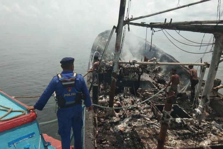 Kapal Motor (KM) Guna Sahari, yang bermuatan cumi terbakar di Laut Karimata, Kabupaten Kayong Utara, Kalimantan Barat (Kalbar), Sabtu (5/11/2022).