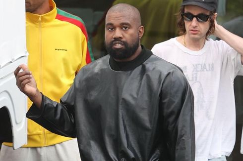 Kanye West Pamer Gaya Rambut Baru, Ada Lambang Salib di Kepala