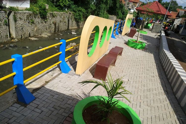 Taman bermain dan tempat nongkrong warna warni dibangun oleh masyarakat di bantaran Sungai Ciloseh demi meningkatkan kesadaran masyarakat sekitar untuk tak buang sampah ke sungai di Kelurahan Panyingkiran, Kecamatan Indihiang, Kota Tasikmalaya, Jumat (21/2/2020).