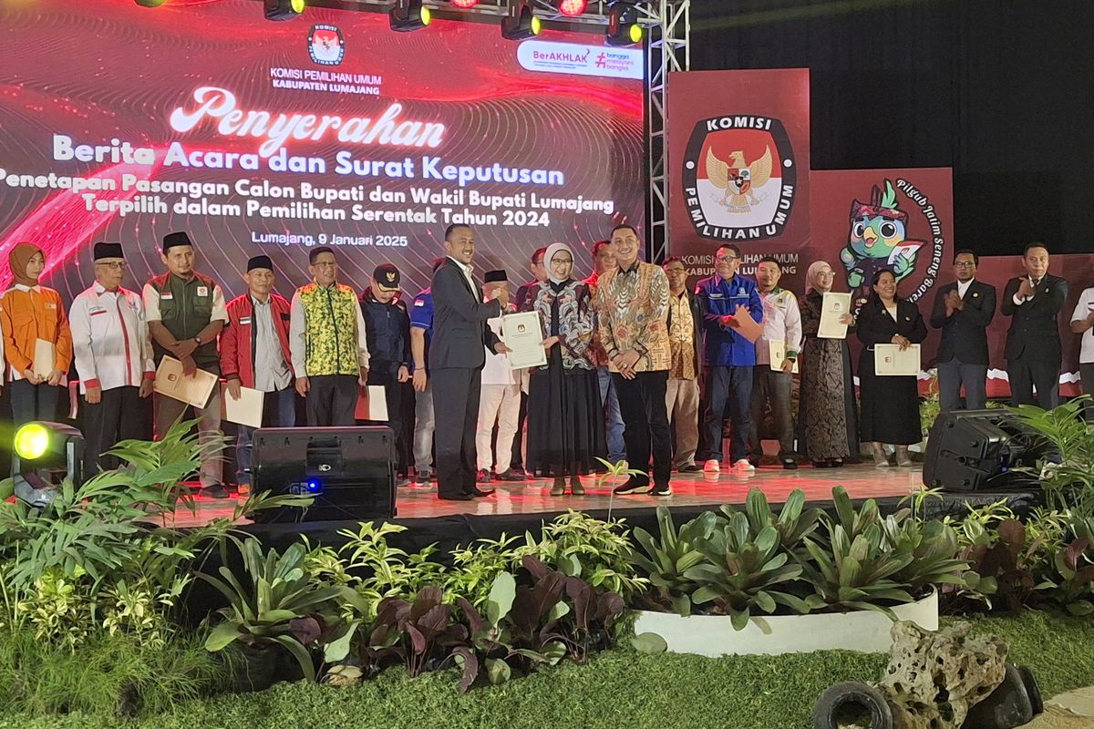 Ketua KPU Lumajang Henariza Febriadmadja menyerahkan berita acara sidang pleno terbuka penetapan bupati dan wakil bupati terpilih Kabupaten Lumajang kepada pasangan Indah-Yudha, Kamis (9/1/2025).