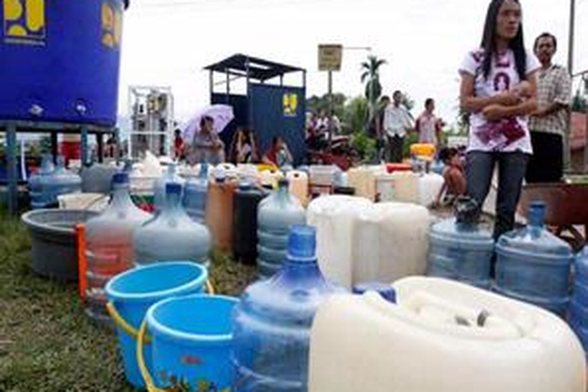 Ilustrasi: antre air bersih