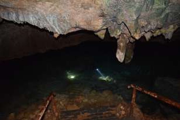 Dua orang warga  terlihat sedang menyelam (diving) di dalam Goa Lanto yang berada di Kelurahan Kadolomoko, Kecamatan Kokalukuna, Kota Baubau, Sulawesi Tenggara.