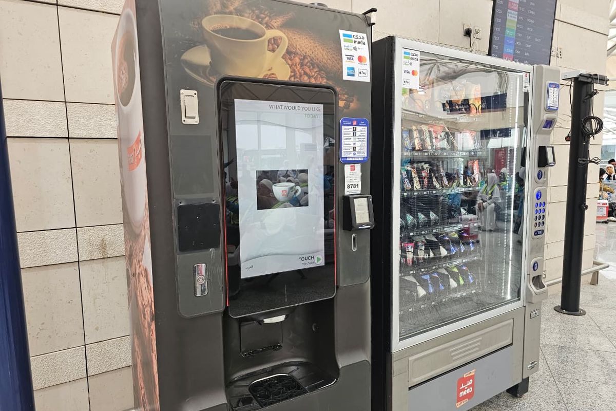 Ada mesin pembuat kopi di Paviliun Haji Bandara AMAA Madinah.