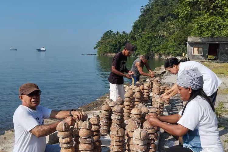 Jemaat Gereja Protestan Maluku (GPM) Souhuru Klasis Pulau Ambon Utara, Hative Besar membuat media tumbuh terumbu karang dari tempurung kelapa untuk ditenggelamkan di laut sekitar Hative Besar.
