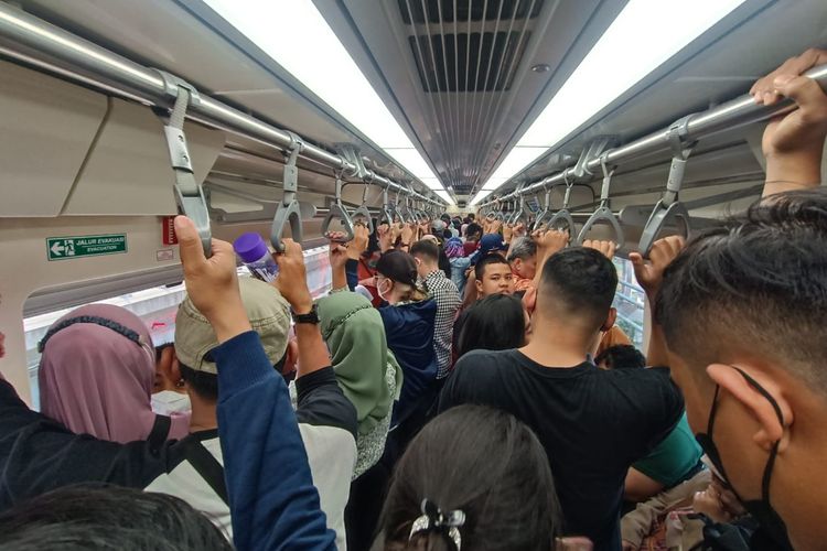 Gerbong kereta LRT dari Stasiun LRT TMII menuju Stasiun LRT Dukuh Atas, Jakarta, Minggu (3/9/2023).