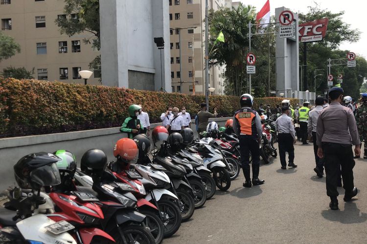 sejumlah pengendara masih memarkirkan motor di bahu jalan di depan Apartemen Kalibata City tepat dekat Flyover Kalibata pada Senin (11/10/2021) siang.