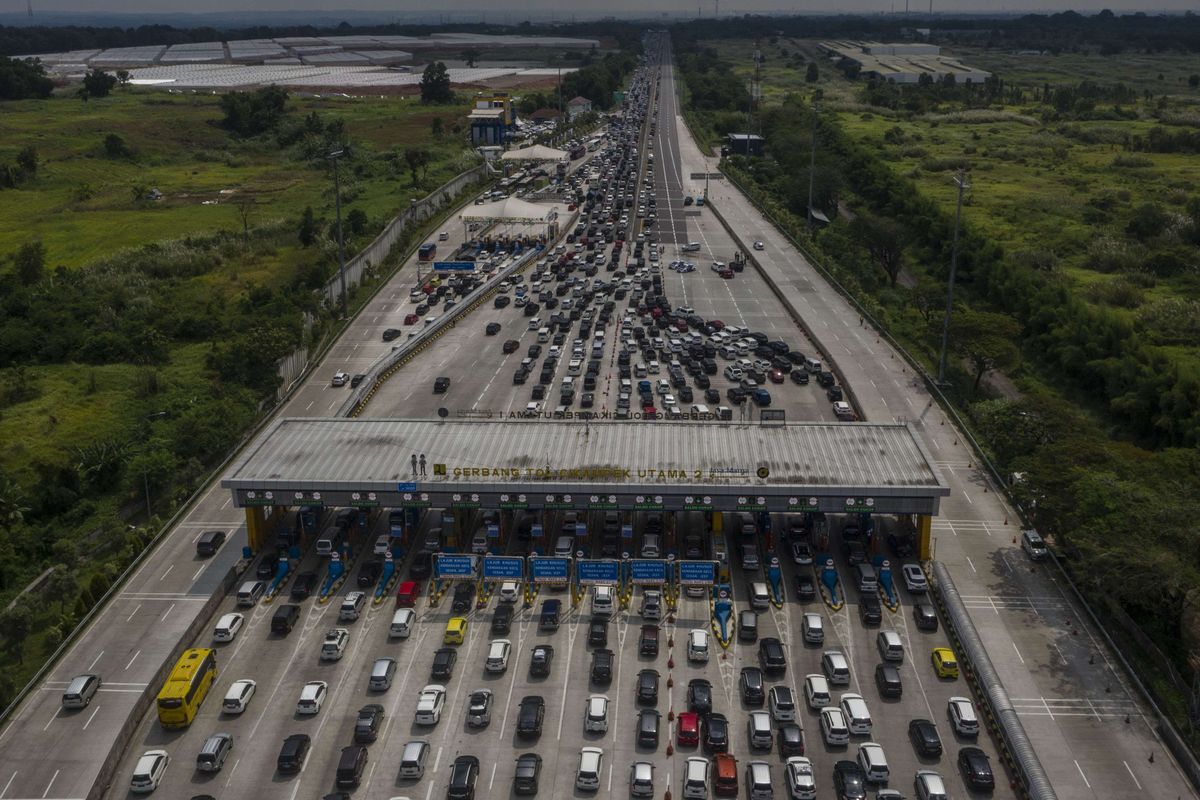 Antrean kendaraan menuju arah Jakarta di Gerbang Tol Cikampek Utama, Karawang, Jawa Barat, Jumat (6/5/2022). Sebanyak 2,73 juta kendaraan diprediksi tinggalkan Jabodetabek saat mudik Nataru.