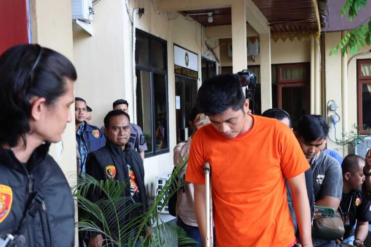 Pelaku jambret yang ditangkap dan ditembak dihadirkan dalam konferensi pers di Mapolresta Pekanbaru, Riau, Jumat (9/6/2023).