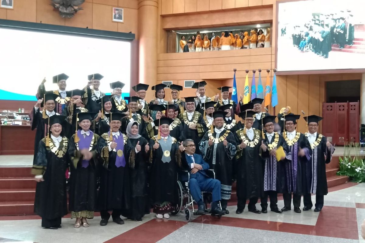 Upacara Pengukuhan 3 Guru Besar di UT Convention Center, Tangerang Selatan (11/2/2020).