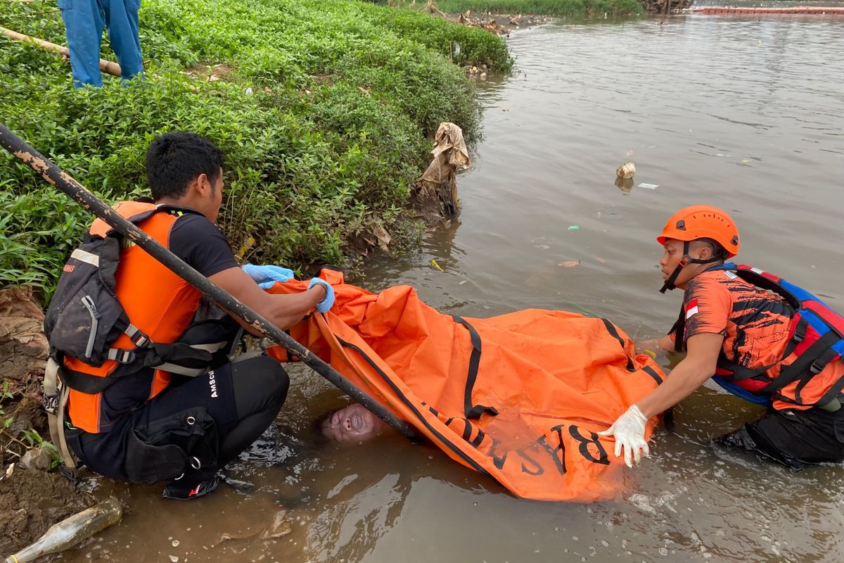 Tim SAR saat lakukan proses evakuasi korban tenggelam di Sungai Ciliwung, Rabu (1/5/2024).