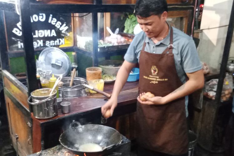 Khoirul Anam (28) saat meracik nasi goreng di Warung Nasi Goreng Anglo Kondang Rasa 86 di Surabaya, Rabu (22/1/2025)