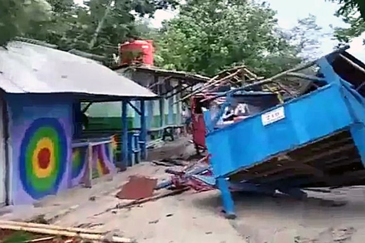 Salah satu pondokan di Pantai Klara, Pesawaran yang dipentalkan angin puting beliung. Sejumlah daerah di Lampung dilaporkan mengalami bencana angin puting beliung pada Senin (8/2/2021) sore. (FOTO: Capture video/Facebook)