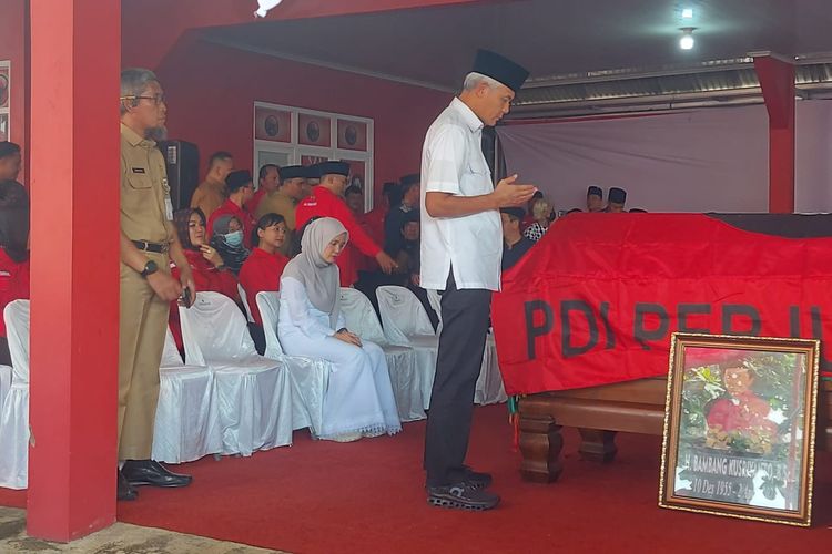 Gubernur Jawa Tengah Ganjar Pranowo mendoakan almarhum Bambang Kusriyanto