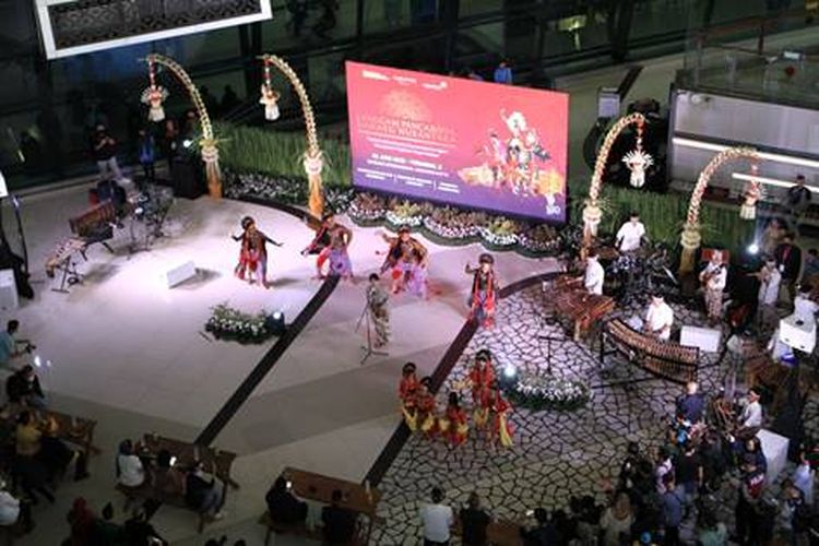 Parade budaya bertajuk Langgam Pancarona, Dahayu Nusantara di Terminal 3, Bandara Soekarno-Hatta, Tangerang, Banten, Minggu (26/06/2022).