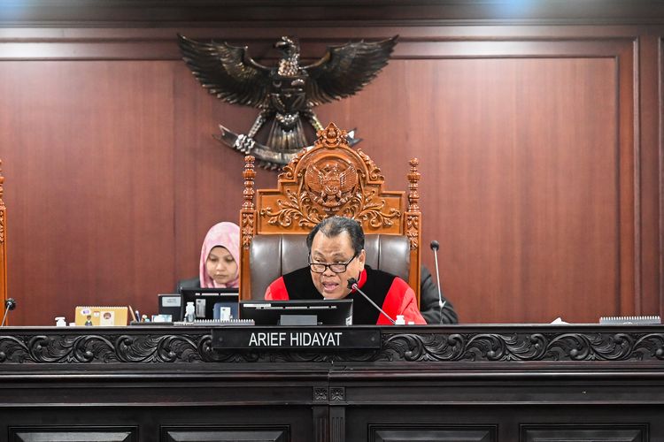 Ketua sidang panel tiga Hakim Konstitusi Arief Hidayat (tengah) bersama Hakim Konstitusi Anwar Usman (kiri) dan Enny Nurbaningsih (kanan) memimpin sidang perdana perkara Perselisihan Hasil Pemilihan Umum (PHPU) Pemilihan Legislatif (Pileg) 2024 di Gedung Mahkamah Konstitusi, Jakarta, Senin (29/4/2024). MK menggelar sidang perdana PHPU Pileg 2024 yang dibagi menjadi tiga panel Majelis Hakim yang terdiri atas tiga orang Hakim Konstitusi dengan agenda pemeriksaan pendahuluan. ANTARA FOTO/ Rivan Awal Lingga/aww. 