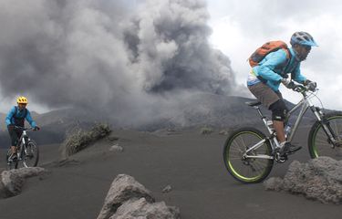 Anggota komunitas penggemar sepeda gunung berwisata di gunung Bromo yang sedang mengalami erupsi di Probolinggo, Jawa Timur, Sabtu (23/3/2019). Balai Besar Taman Nasional Bromo Tengger Semeru (TNBTS) mencatat jumlah kunjungan wisatawan domestik di gunung Bromo sejak bulan Februari 2019 mencapai 35.164 orang sementara wisatawan asing mencapai 758 orang.