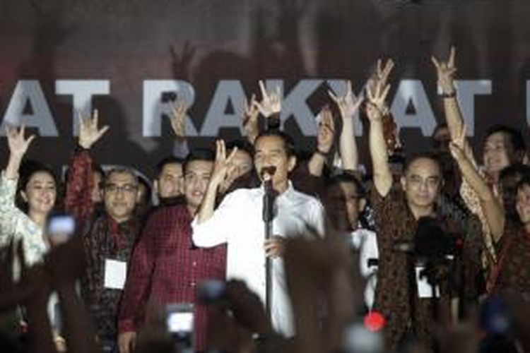 Presiden terpilih Joko Widodo menyampaikan pidato saat peringatan kemenangan rakyat dan syukuran tumpeng setinggi tujuh meter di Tugu Proklamasi, Jakarta, Rabu (23/7/2014). Pasangan Jokowi-JK akhirnya memenangkan Pilpres 2014 dengan persentase 53,15 persen, mengungguli pasangan Prabowo-Hatta dengan perolehan suara sebanyak 46,85 persen.