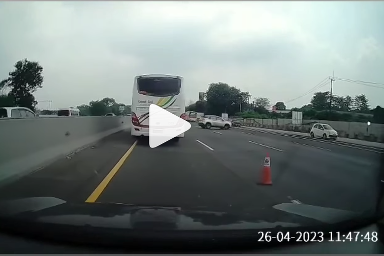 mobil nekat putar balik di jalan tol