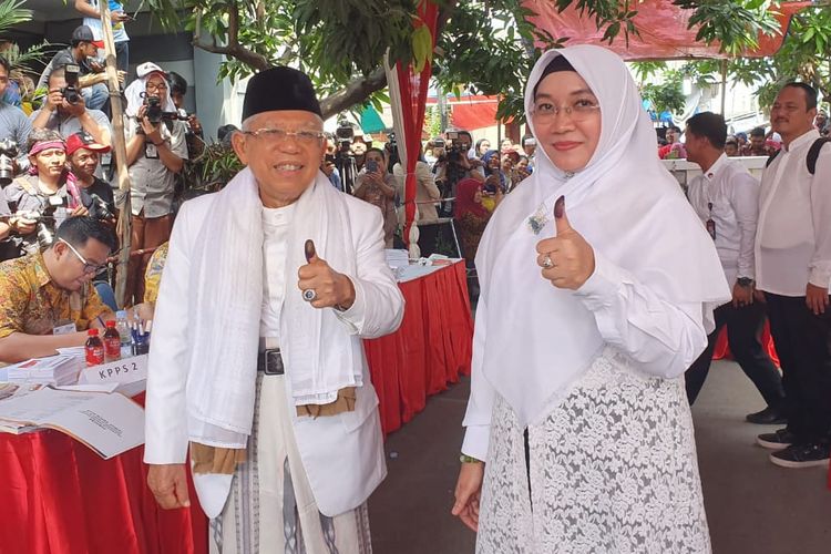 Calon wakil presiden nomor urut 01 Maruf Amin dan istri berpose salam jempol bertinga biru usai mencoblos di TOS 051, Koja, Rabu (17/4/2019). 