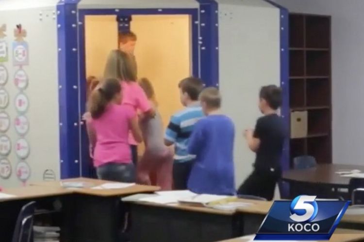 Murid-murid di Sekolah Healdton, Oklahoma, mencoba tempat perlindungan anti-peluru di dalam kelas mereka.