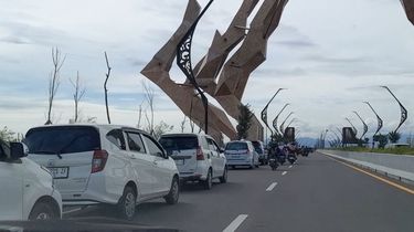 Jembatan Kabanaran Jadi Obyek Wisata Dadakan, Pemudik Berhenti untuk Swafoto Berlatar Sungai Progo