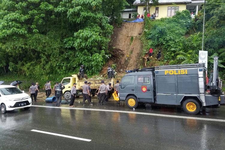 Banjir dan tanah longsor menerjang sejumlah kawasan di Kota Ambon, Selasa (29/5/2018)