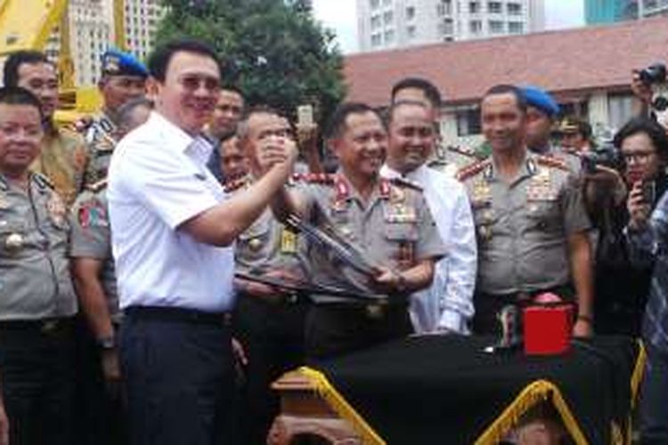 Gubernur DKI Jakarta Basuki Tjahaja Purnama bersama Kapolda Metro Jaya Irjen Pol Tito Karnavian saat melakukan groundbreaking pembangunan lapangan parkir Mapolda Metro Jaya, Rabu (2/3/2016). 