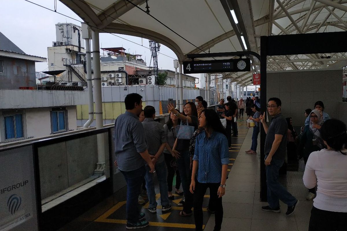 Keramaian pada jam makan siang di Stasiun MRT Blok M, Jakarta Selatan, Jumat (5/4/2019)