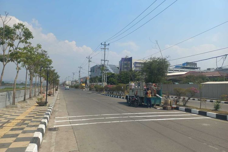 Petugas Dishub Kota Semarang, Jawa Tengah pasang pita kejut di Jalan Madukoro 