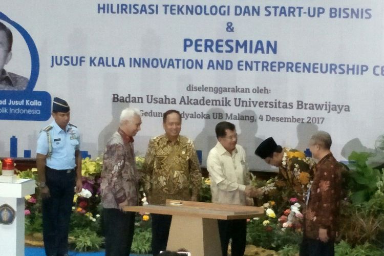 Wakil Presiden Jusuf Kalla meresmikan Jusuf Kalla Inovation and Entrepreneurship Center yang digagas oleh Badan Usaha Akademik Universitas Brawijaya, di Gedung Widyaloka UB, Malang, Jawa Timur, Senin (4/12/2017).