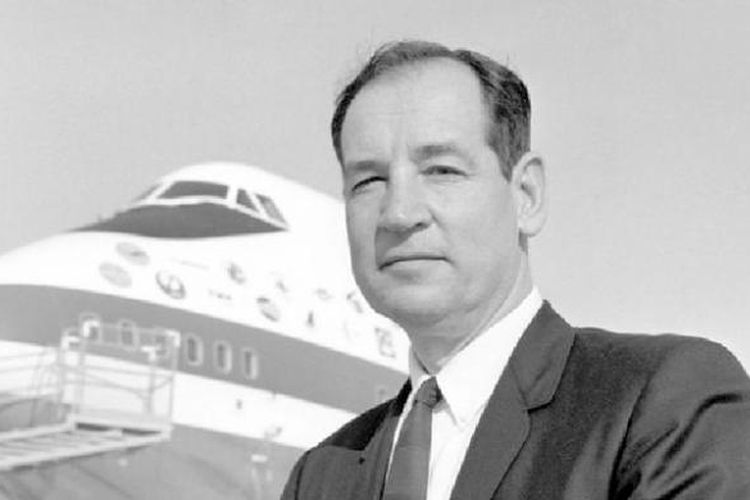 Joe Sutter berfoto dengan B747 pertama City of Everett saat acara peluncuran di tahun 1970.
