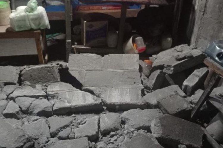 Kondisi tembok dapur dari rumah Mbah Ponem yang rusak akibat gempa Bantul M 6,0, Jumat (30/6/2023). Saat kejadian, Mbah Ponem tinggal seorang diri di rumahnya di Bangen, Kalurahan Bangunjiwo, Kapanewon Kasihan, Bantul.