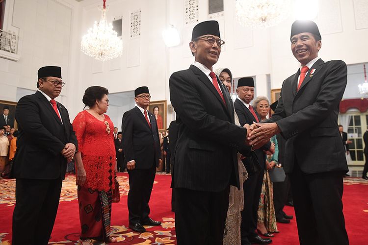 Presiden Joko Widodo (kanan) berjabat tangan dengan Ketua Dewan Pertimbangan Presiden (Wantimpres) Wiranto (kiri) usai pelantikan di Istana Merdeka, Jakarta, Jumat (13/12/2019). Presiden resmi melantik sembilan orang Wantimpres periode 2019-2024.