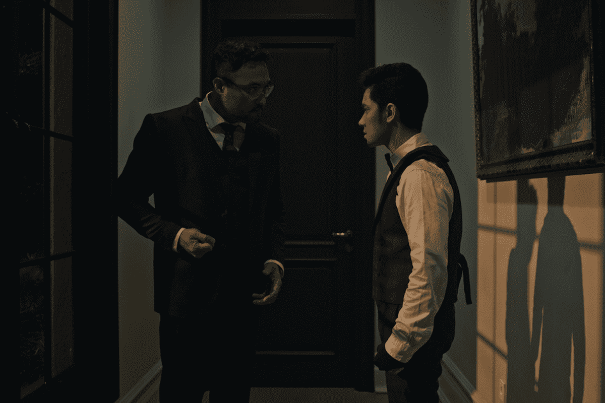 Surya Saputra berperan sebagai ayah yang keras bagi Emir Mahira di serial The Aces. 