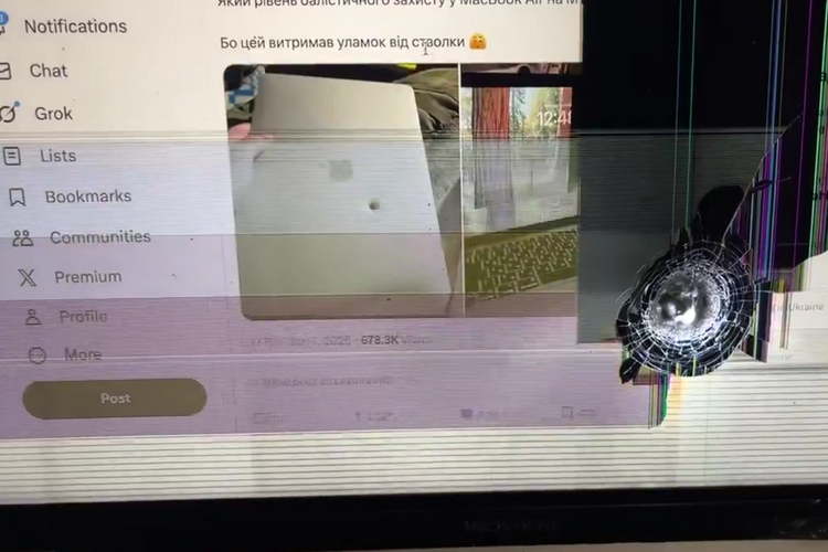 Di luar kerusakan fisik, MacBook Air tampak masih berfungsi dan dapat digunakan secara terbatas. Layar laptop terlihat masih mampu menampilkan gambar, bahkan membuka X dan menggulir (scroll) ke atas dan bawah.