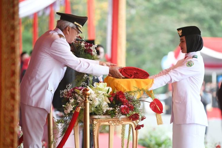 Wakil Gubernur (Wagub) Sumatera Selatan (Sumsel) Mawardi Yahya menjadi Inspektur Upacara (Irup) Penurunan Bendera Hari Ulang Tahun (HUT) Republik Indonesia (RI) ke-78 yang diadakan di Griya Agung, Palembang, Sumsel, Kamis (18/8/2023)
