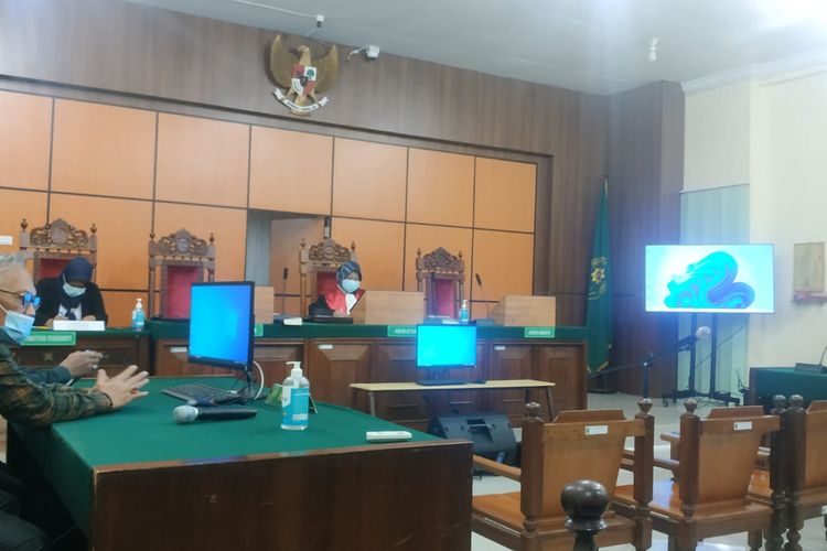 Pengadilan Negeri (PN) Pontianak, Kalimantan Barat (Kalbar) menolak gugatan praperadilan Ketua Umum Kamar Dagang Industri (Kadin) Kalbar Joni Isnaini terkait perkara dugaan korupsi pembangun Jalan Tebas di Kabupaten Sambas. Gugatan tersebut ditolak dalam sidang putusan yang dipimpin hakim tunggal, Wuryati, Senin (14/3/2022). 