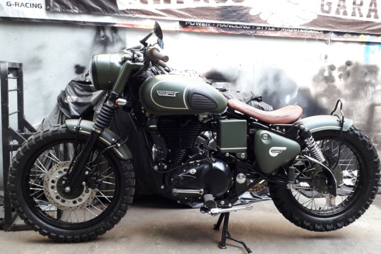 Royal Enfield Classic 500 milik putra Presiden Joko Widodo, Gibran Rakabuming yang diubah menjadi bergaya bobber, Rabu (18/7/2018). Pengerjannya diserahkan ke bengkel custom Katros Garage di kawasan Bintaro, Tangerang Selatan.