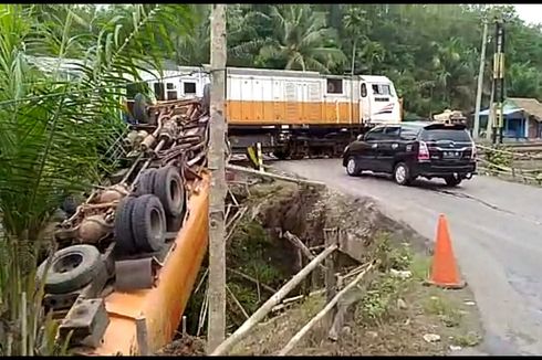 Hindari Tabrakan, Truk CPO Terjungkal ke Sungai Sedalam 4 Meter Dekat Rel KA