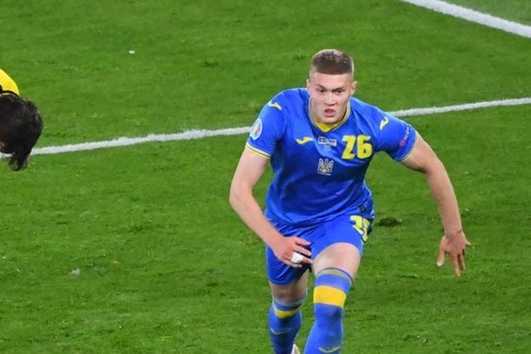 Pemain Ukraina, Artem Dovbyk (kanan), setelah mencetak gol dalam pertandingan Swedia vs Ukraina pada babak 16 besar Euro 2020 di Hampden Park, Glasgow, Skotlandia, Rabu (30/6/2021). Gol Artem Dovbyk sekaligus memastikan Ukraina melaju ke partai perempat final Euro 2020. 