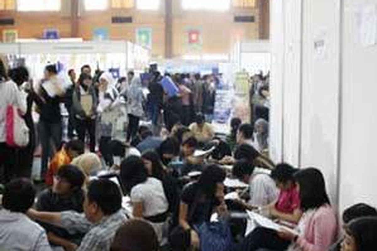 Ribuan pencari kerja memadati Grha Sanusi Hardjadinata untuk mengikuti Job & Scholarship Expo Unpad, Bandung, Selasa (15/12/2009). Dalam sehari, tercatat setidaknya 3.000 pengunjung memadati gedung ini untuk mencari peluang kerja. Tidak sebandingnya jumlah angkatan tenaga kerja dan lapangan perkerjaan yang tersedia mengakibatkan kegiatan Job Expo hampir selalu dipadati pengunjung.