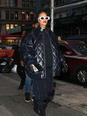 Rihanna sat terlihaat berbelanjaa pada tanggal 2 Desember 2021 di New York, AS.