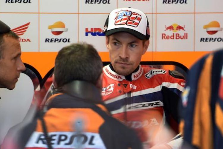 Pebalap Repsol Honda asal Amerika Serikat, Nicky Hayden, mendengarkan krunya ketika menjalani sesi latihan bebas keempat GP Australia di Sirkuit Phillip Island, Sabtu (22/10/2016).