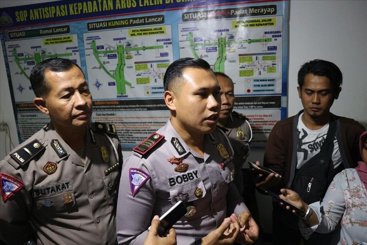 Kasat Lantas Polres Mojokerto, AKP Bobby Zulfikar, saat dikonfirmasi di Pos Polantas Kenanten Mojokerto, Senin (5/8/2019) petang.